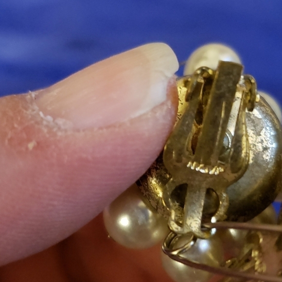 Vintage Pearl Cluster Clip on Earrings - Picture 4 of 7